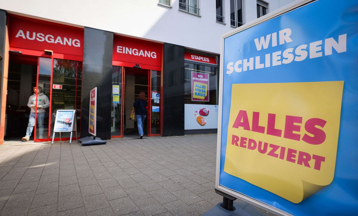 05 May 2022, Hamburg: "We're Closing - Everything Reduced" is written on a sign at the entrance to a Staples office store. Just under four months after Hamburg-based office supplies retailer OfficeCentre GmbH filed for insolvency, its Staples office stores are facing closure. According to earlier information from the insolvency administrator, the company was the largest stationary retailer of office supplies in Germany with around 700 employees, 50 stores under the "Staples" brand and an online store. Photo: Christian Charisius/dpa (Photo by CHRISTIAN CHARISIUS / DPA / dpa Picture-Alliance via AFP)