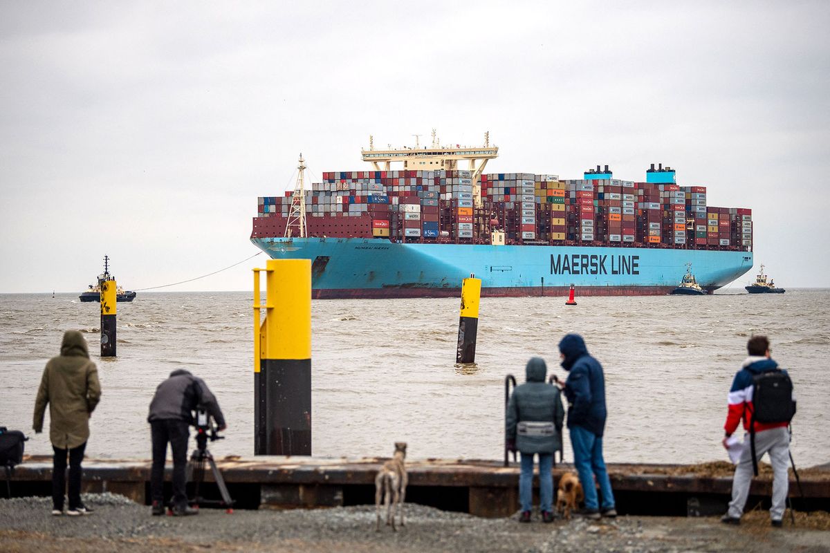 04 February 2022, Bremen, Bremerhaven: The "Mumbai Maersk" sails into port accompanied by tugs. After the container freighter "Mumbai Maersk", which was wrecked off the North Sea island of Wangerooge, was towed free, the ship arrives at the port of Bremerhaven under its own power. Photo: Sina Schuldt/dpa (Photo by Sina Schuldt / DPA / dpa Picture-Alliance via AFP)