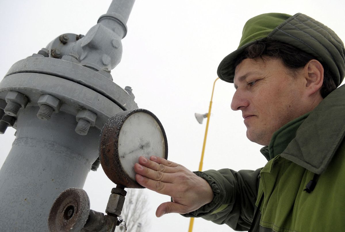 An employee of a Slovak gas company, checks a gas valve in a gas border delivery station in the eastern Slovak town of Velke Kapusany, near the border with Ukraine on January 7, 2009. Russian gas deliveries to Slovakia via Ukraine were halted last night, the main gas company SPP said Wednesday. AFP PHOTO / Samuel Kubani (Photo by SAMUEL KUBANI / AFP)
