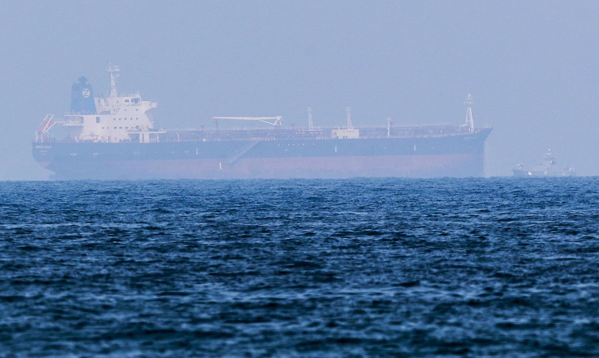 el-Fudzseira, 2021. augusztus 3.A libériai zászló alatt közlekedő, japán tulajdonú, izraeli üzemeltetésű Mercer Street nevű olajszállító tartályhajó az egyesült arab emírségekbeli el-Fudzseirába érkezik 2021. augusztus 3-án. Négy nappal korábban a hajót dróntámadás érte az Arab-tengeren a középkelet-ománi Dukm kikötővárostól körülbelül 280 kilométerre északkeletre, amelynek során életét vesztette a hajó román nemzetiségű parancsnoka és a legénység egyik brit tagja. Izrael, Nagy-Britannia, Románia és az Egyesült Államok Iránt tette felelőssé a támadásért.MTI/EPA/Ali Haider