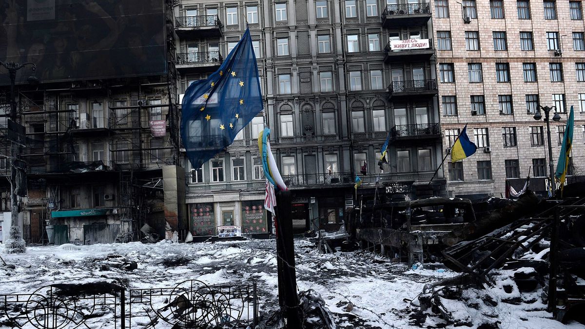 A European Union flag waves near an opposition road block in the center of Kiev on January 30, 2014. A bill passed by Ukraine's parliament to amnesty arrested activists gives protesters a 15-day deadline to leave occupied streets and administrative buildings otherwise it will not be implemented, according to the text published January 30. The passing of the amnesty bill was a crucial moment in Ukraine's crisis and is expected to form the basis of negotiations and disputes between the authorities and the opposition in the days to come. AFP PHOTO/ ARIS MESSINIS (Photo by Aris MESSINIS / AFP)