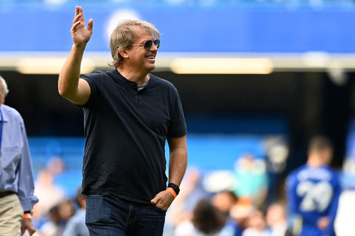 Chelsea's prospective US owner Todd Boehly comes onto the pitch to join the lap of honour after the English Premier League football match between Chelsea and Watford at Stamford Bridge in London on May 22, 2022. (Photo by Glyn KIRK / AFP)