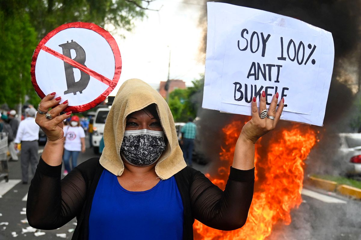 A woman protests against the circulation of Bitcoin in San Salvador on September 7, 2021. - El Salvador on Tuesday becomes the first country in the world to accept bitcoin as legal tender, despite widespread domestic skepticism and international warnings of risks for consumers. (Photo by MARVIN RECINOS / AFP)