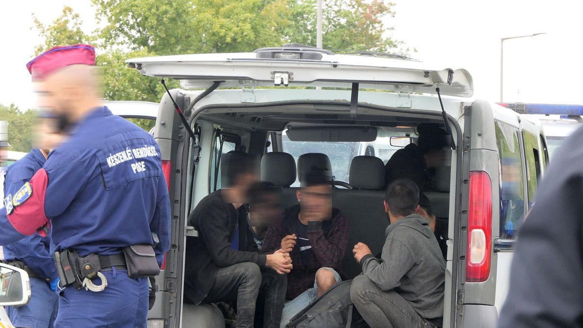 20210901 BékéscsabaMagyarországra illegálisan érkezett, magukat szír és iraki állampolgárnak valló migránsokat fogtak a rendőrök.Fotó: Kiss Zoltán KZ Békés Megyei Hírlap