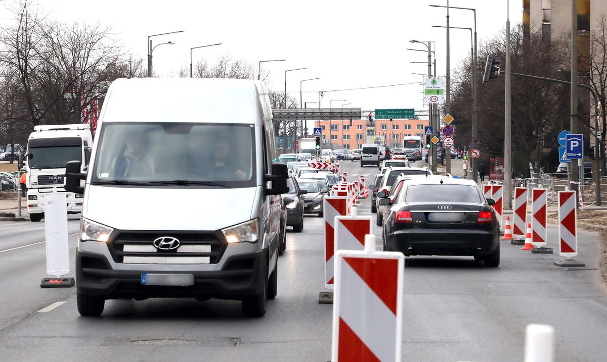 Körforgalom építése a Király és a Vörösmarty utca kereszteződésében. 2022.03.07. Miskolc Fotó: Bujdos Tibor (BT) Észak-Magyarország