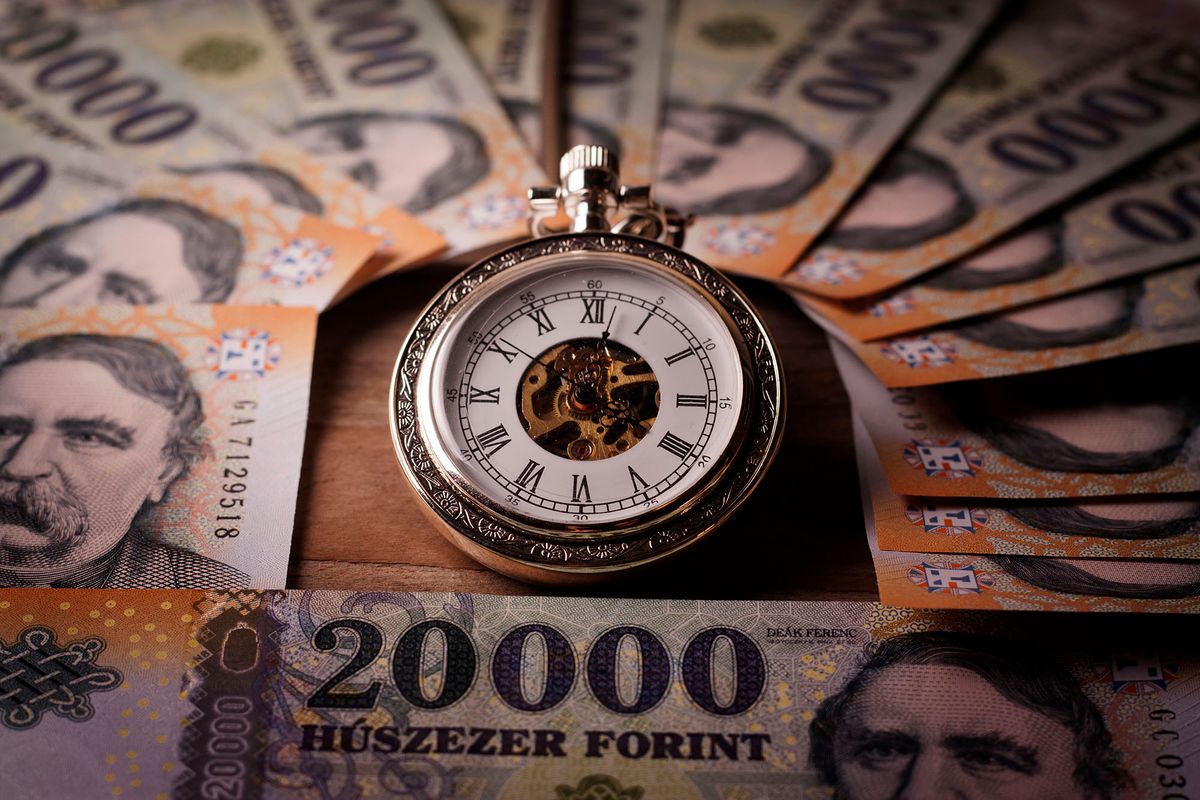 bankjegy árfolyam pénz papírpénz zsebóra húszezresek húszezer  510393776 Money , retro clock  on a wooden table - Time is money concept