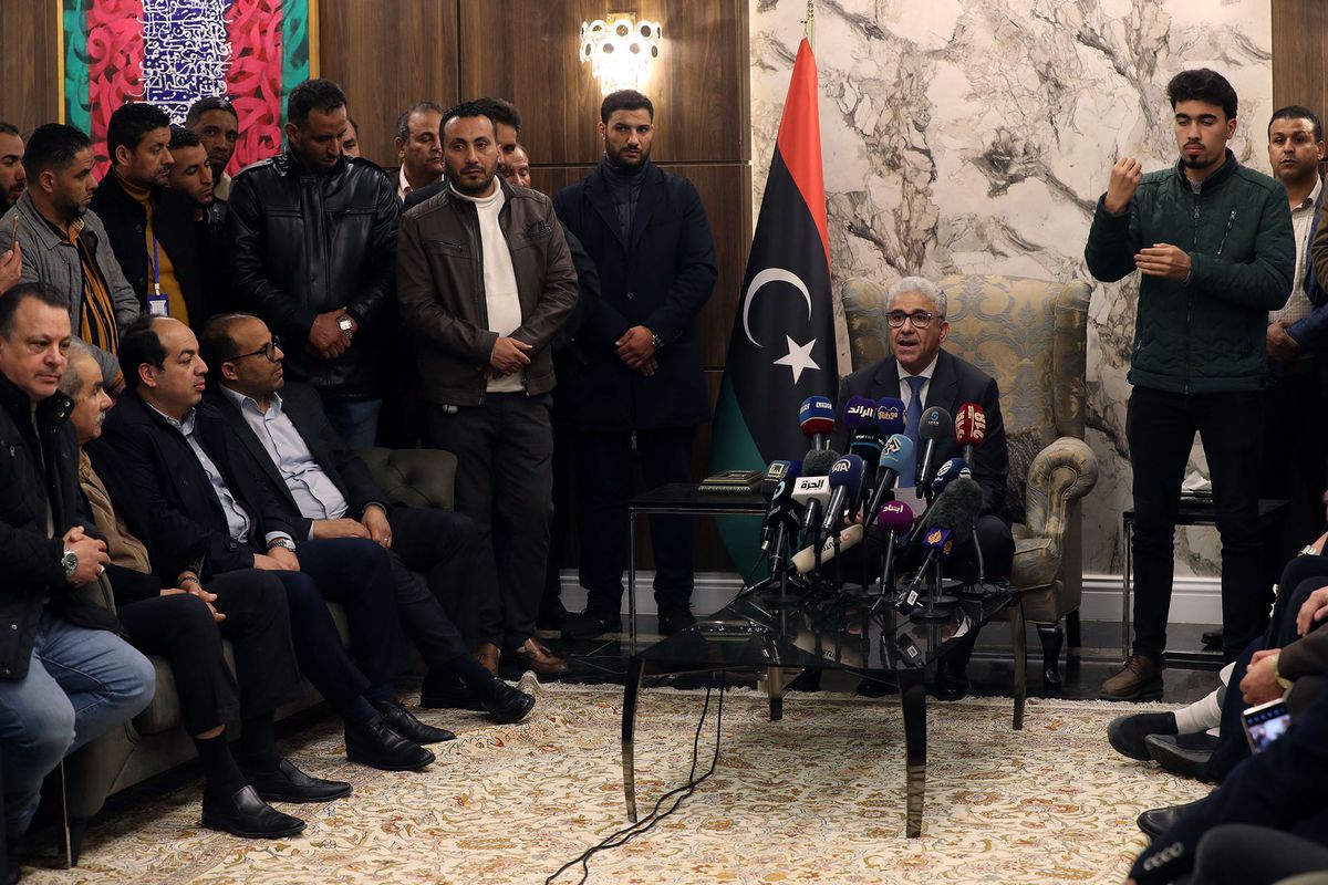 Tripoli, 2022. február 11.Fati Basaga, a líbiai átmeneti kormány új miniszterelnöke (k) sajtótájékoztatót tart a Mitiga nemzetközi repülőtér egyik helyiségében tartott ülésen Tripoliban 2022. február 10-én. Líbiában a decemberre kiírt választások összeomlottak, és a képviselők szerint Abdulhamid Dbeibah átmeneti egységkormánya elvesztette legitimációját, ezért az új választásokat 2023-ra kell halasztani. Dbeibah miniszterelnök korábban kijelentette, hogy csak egy megválasztott kormány javára hajlandó lemondani a hatalomról.MTI/EPA/STR