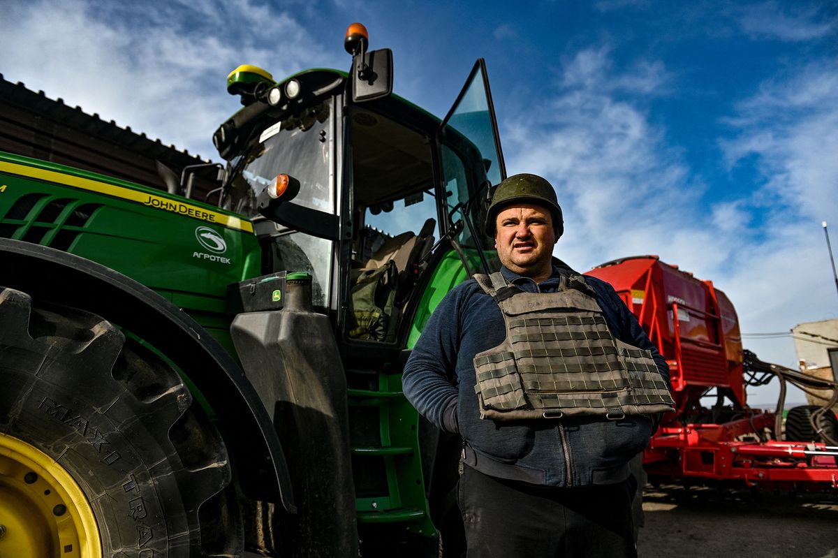 ZAPORIZHZHIA REGION, UKRAINE - APRIL 08, 2022 - An agrarian wears a bulletproof vest  during the sowing which takes place 30 km from the front line, Zaporizhzhia Region, southeastern Ukraine (Photo by Dmytro Smoliyenko/Ukrinform/NurPhoto) (Photo by Dmytro Smoliyenko / NurPhoto / NurPhoto via AFP)