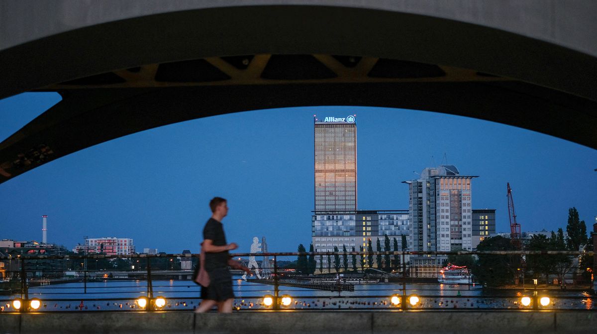 18 August 2018, Germany, Berlin: View from the Oberbaumbruecke over the Spree in direction Treptow with the building complex Treptowers with the striking high-rise building in the evening at dusk. Photo: Jens Kalaene/dpa-Zentralbild/ZB (Photo by JENS KALAENE / dpa-Zentralbild / dpa Picture-Alliance via AFP)