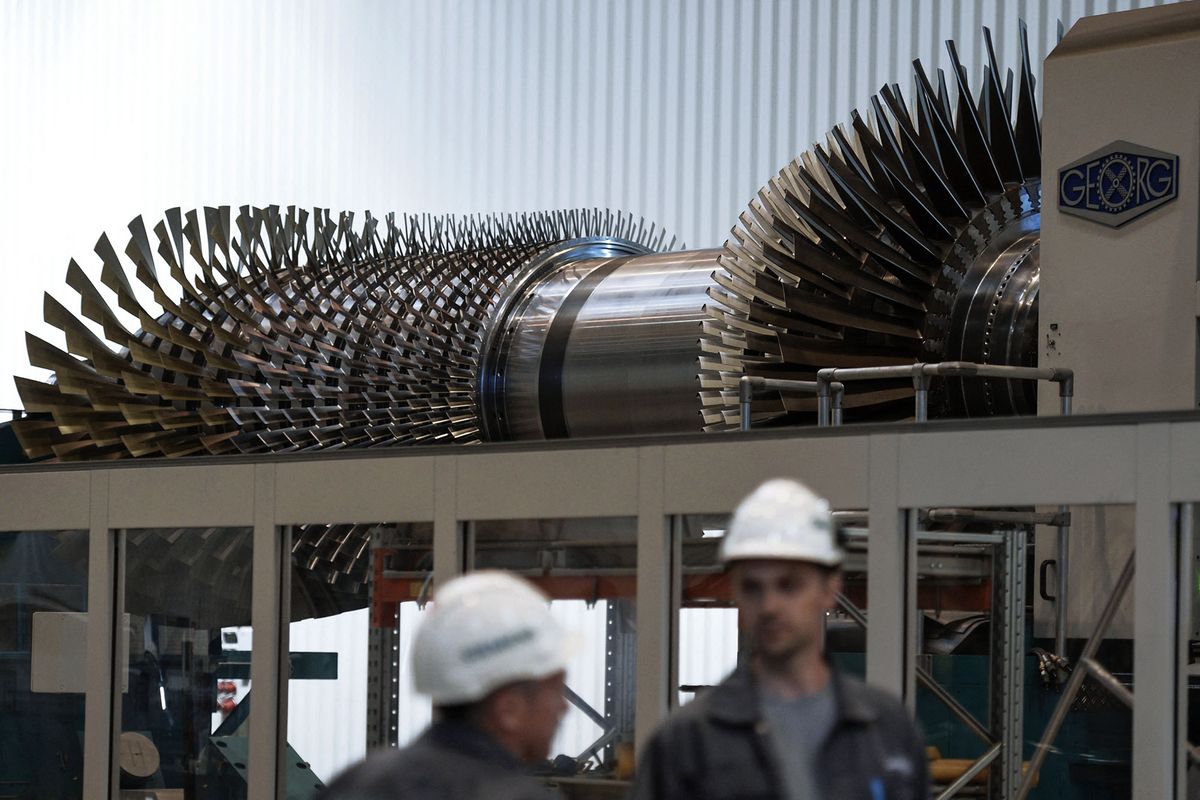 5510978 24.05.2018 A turbine rotor in a new shop on restoring gas turbine vanes of the Siemens Gas Turbines Technologies, a joint venture of Siemens AG and Silovyye Mashiny (Power Machines), which opened in the Gorelovo industrial area in the Leningrad Region. Alexander Galperin / Sputnik (Photo by Alexander Galperin / Sputnik / Sputnik via AFP)