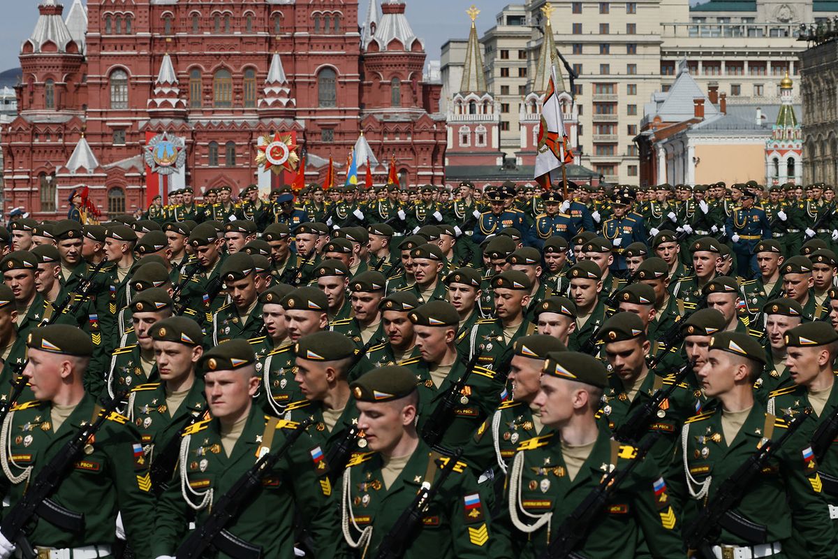 MOSCOW, RUSSIA - MAY 07: Russian soldiers walk to Red Square by passing through Tverskaya street during the rehearsal of Victory Day military parade marking the 77th anniversary of the victory over Nazi Germany in World War II, at Red Square in Moscow, Russia on May 07, 2022. Sefa Karacan / Anadolu Agency (Photo by SEFA KARACAN / ANADOLU AGENCY / Anadolu Agency via AFP)