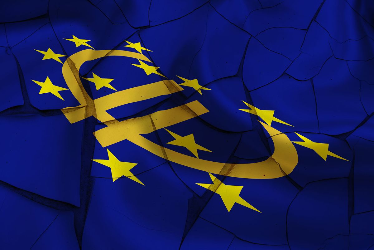 zászló Flag of euró Euro currency valuta jel szimbólum symbol and 12 gold arany (yellow) stars csillagok on a törött cracked paint wall. A symbol of instability instabil in EU after several crisis krízis arise i.e. anti-austerity plan, immigrant, inflation rate, debt, etc