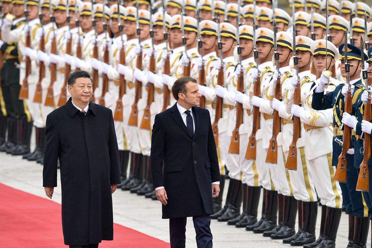 French President Emmanuel Macron (C) reviews a military honour guard with Chinese President Xi Jinping during a welcome ceremony at the Great Hall of the People in Beijing on November 6, 2019. (Photo by Nicolas ASFOURI / AFP)