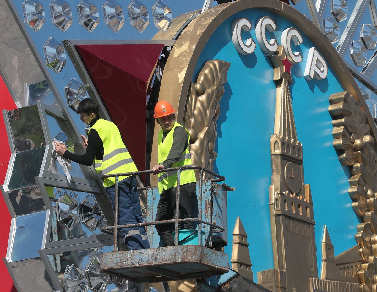 8184235 05.05.2022 Municipal workers clean a decoration depicting the Soviet Victory Order prepared for the celebrations of the Victory Day, which marks the 77th anniversary of the victory over Nazi Germany in World War Two, in central Moscow, Russia. Vitaliy Belousov / Sputnik (Photo by Vitaliy Belousov / Sputnik / Sputnik via AFP)