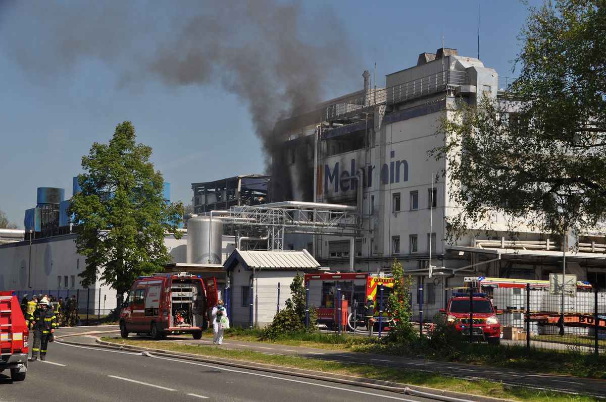 A picture taken on May 12, 2022 shows columns of black smoke billowing from the factory of resin supplier Melamin, where a cistern exploded for unknown reason, sparking a fire and killing five people. The factory is located in Kocevje municipality, some 60 kilometres (40 miles) south of Ljubljana. (Photo by Ales Kocjan / STA FOTO / AFP)