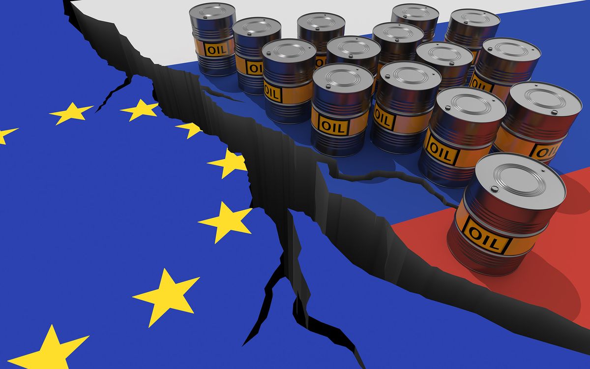 olajembargót a magyarok nélkül is megcsinálja az EU Oil hordók barrels on background of the flags of Russia orosz zászló and European Union Európai Unió. World financial sanctions on russian oil and gas gáz because of the invasion invázió of Ukraine. Oil embargo. 3D render