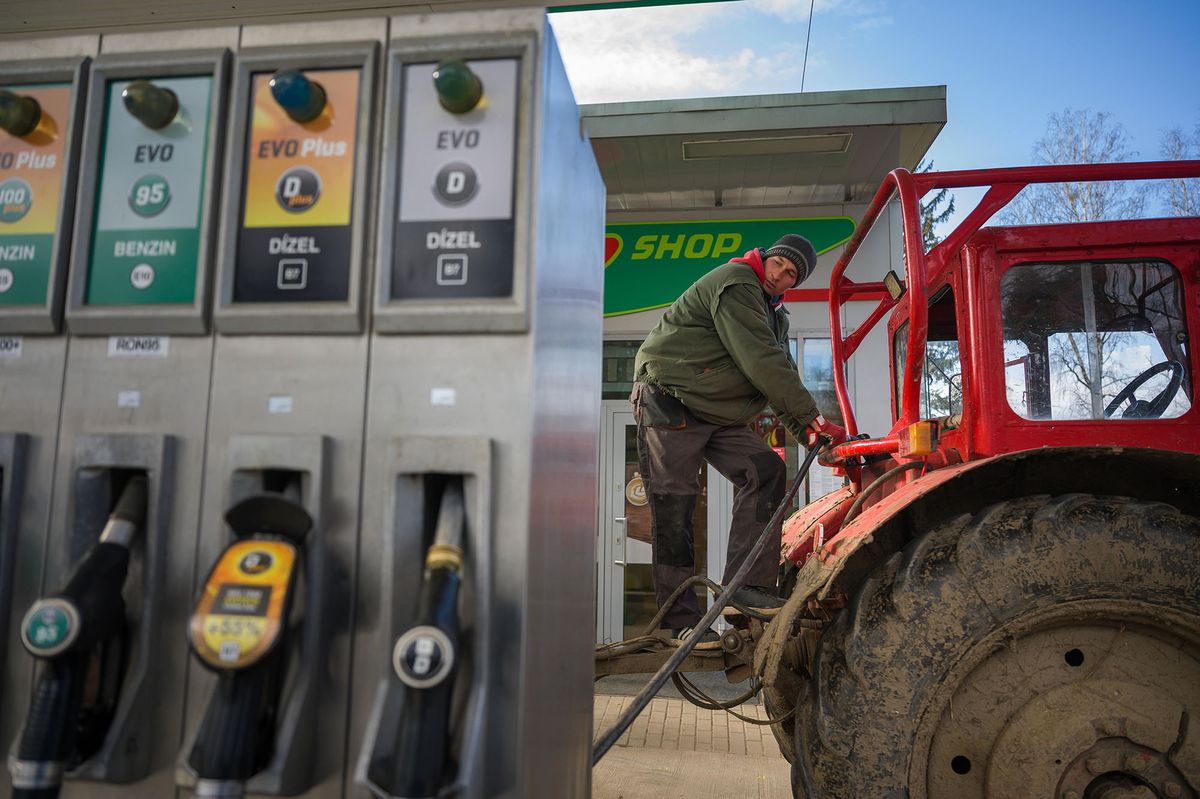 MOL benzinkút tankolás traktorba üzemanyag2022.03.03fotó: Németh András Péter / Szabad Föld