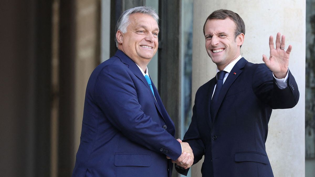 French President Emmanuel Macron (R) shakes hand with Hungary's Prime minister Viktor Orban at the Elysee presidential palace before a meeting on October 11, 2019 in Paris. (Photo by Ludovic MARIN / AFP)