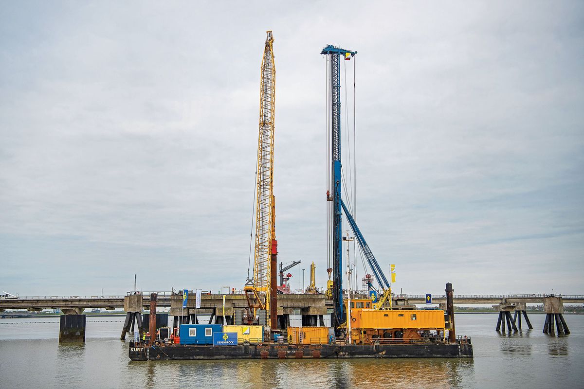 1240456253 05 May 2022, Lower Saxony, Wilhelmshaven: The first pile driving takes place at the future jetty for the FSRUs (floating Storage and Regasification Units) for liquefied natural gas imports for Germany. Federal Economics Minister Habeck comes to Wilhelmshaven for the first pile driving for the jetty of the planned floating liquefied natural gas terminal. The terminal is scheduled to go into operation as early as the end of the year. From there, deep-frozen liquefied natural gas (LNG) landed by tanker is to be fed into the gas networks after heating. Photo: Sina Schuldt/dpa (Photo by Sina Schuldt/picture alliance via Getty Images)
