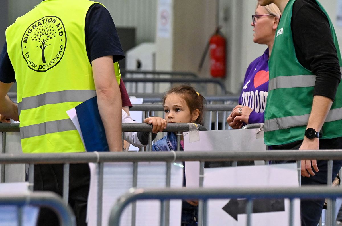 A Ukrainian refugee family arrive at the building of the BOK, Budapest Olympic Center, a temporary refugee base, in Budapest, Hungary on May 5, 2022. (Photo by ATTILA KISBENEDEK / AFP)