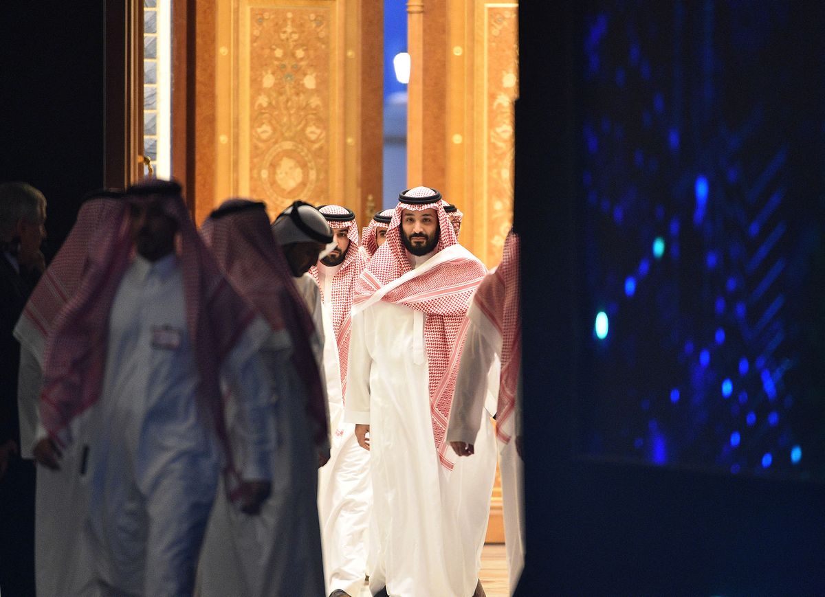 Saudi Crown Prince Mohammed bin Salman (C) arrives to attend a session during the Future Investment Initiative (FII) conference in the capital Riyadh on October 24, 2018. - Saudi Arabia is hosting the key investment summit overshadowed by the killing of critic Jamal Khashoggi that has prompted a wave of policymakers and corporate giants to withdraw. (Photo by FAYEZ NURELDINE / AFP)