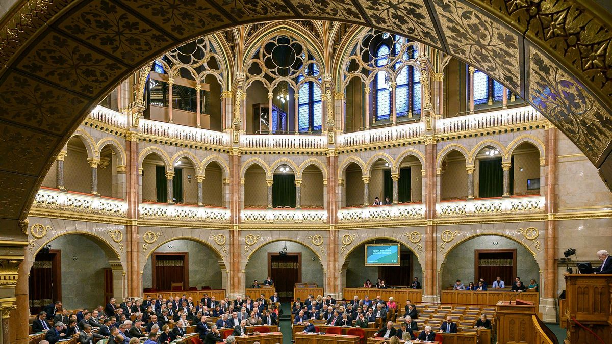 Szavaznak a képviselők a Magyarország minisztériumainak felsorolásáról szóló törvényről az Országgyűlés plenáris ülésén 2022. május 17-én.
MTI/Szigetváry Zsolt
