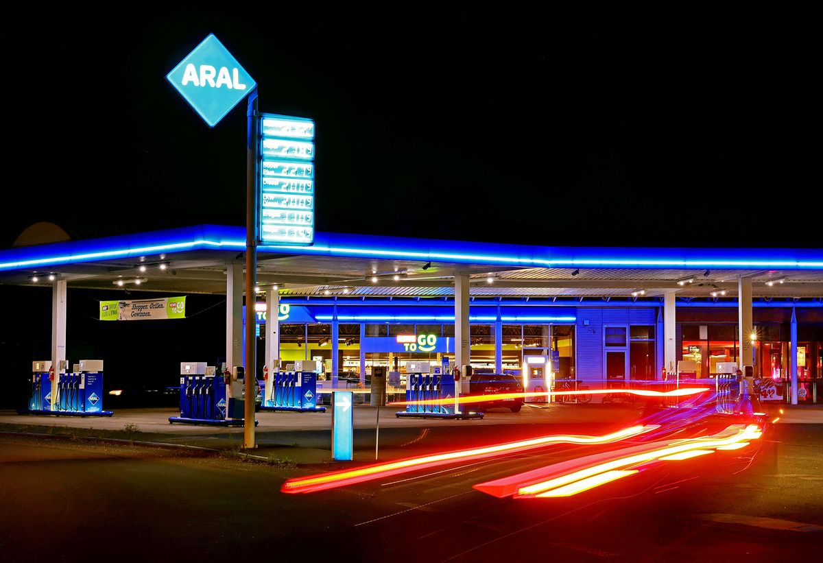 25 May 2022, North Rhine-Westphalia, Cologne: Prices for fuels are displayed at a service station. Ahead of the tax relief planned for gasoline and diesel from June, the service station industry is worried about possible bottlenecks. Photo: Oliver Berg/dpa (Photo by OLIVER BERG / DPA / dpa Picture-Alliance via AFP)