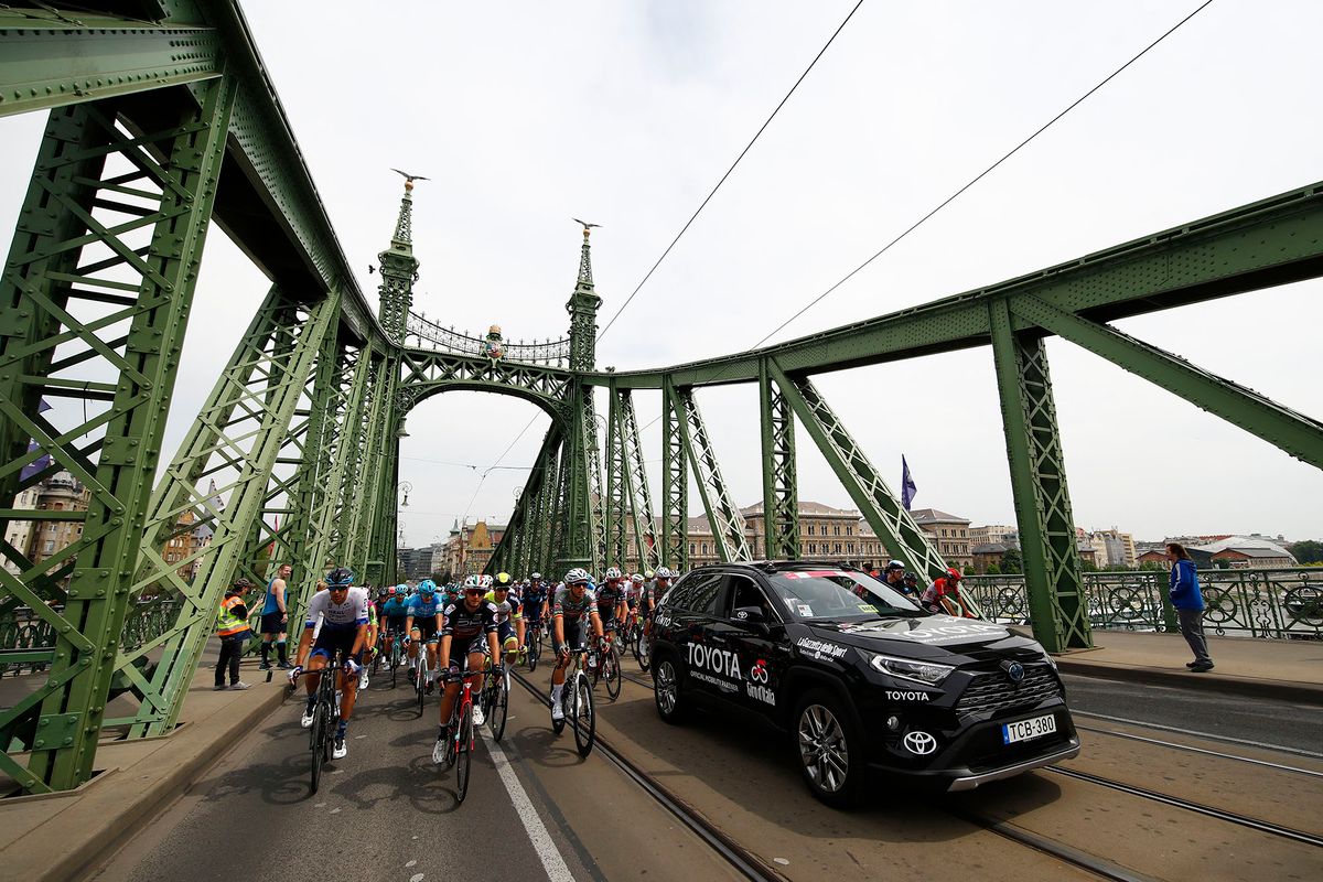Riders cross the Liberty Bridge as they take the start of the first stage of the Giro d'Italia 2022 cycling race, 195 kilometers between Budapest and Visegrad, Hungary, on May 6, 2022. (Photo by Luca Bettini / AFP)