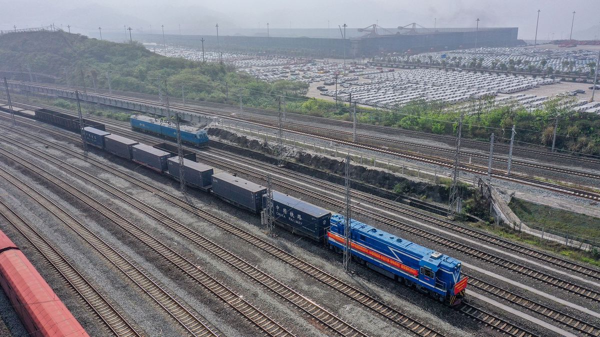(220407) -- CHONGQING, April 7, 2022 (Xinhua) -- Aerial photo shows the first outbound international rail-sea freight train from China's Yangtze River to Indo-China Peninsula leaving Guoyuan Port in southwest China's Chongqing Municipality for Myanmar's Yangon, April 7, 2022.  The new route from the inland port along the Yangtze River to Yangon also links Chongqing with the Indian Ocean. It comes under the framework of the New International Land-Sea Trade Corridor, a trade and logistics passage jointly built by western Chinese provinces and Singapore.  TO GO WITH "New int'l land-sea transport service to Indo-China Peninsula launched " (Xinhua/Huang Wei) (Photo by Huang Wei / XINHUA / Xinhua via AFP)