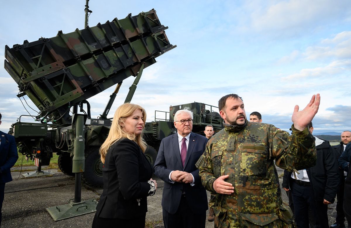 dpatop - 27 April 2022, Slovakia, Sliac: German President Frank-Walter Steinmeier (center) and Zuzana Caputova, President of Slovakia, visit the site of NATO's Patriot air defense missile system at Slovakia's Sliac air base to see how the air defense system works. President Steinmeier is on a one-day visit to Slovakia. In addition to political talks with the President and representatives of humanitarian aid organizations, he is visiting the NATO battlegroup of the Patriot task force, in which German soldiers are also involved. Photo: Bernd von Jutrczenka/dpa (Photo by BERND VON JUTRCZENKA / DPA / dpa Picture-Alliance via AFP)