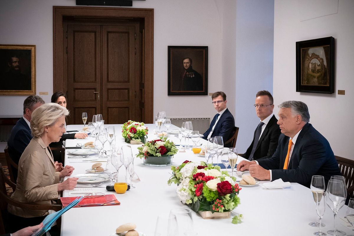 Budapest, 2022. május 9.A Miniszterelnöki Sajtóiroda által közreadott képen Orbán Viktor miniszterelnök (j) és Ursula von der Leyen, az Európai Bizottság elnöke (b) munkavacsora keretében tárgyal a Karmelita kolostorban 2022. május 9-én. A kormányfő mellett Szijjártó Péter külgazdasági és külügyminiszter (j2) és Bóka János, a miniszterelnök európai uniós kérdésekért felelős államtitkára (j3).MTI/Miniszterelnöki Sajtóiroda/Benko Vivien Cher