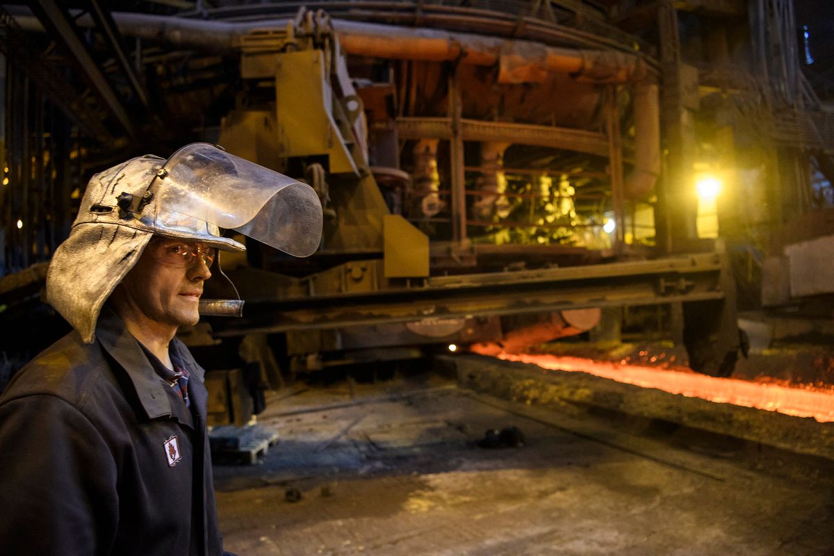 Employees work at the Azovstal Iron and Steel Works in Mariupol, eastern Ukraine on 1st June 2017. (Photo by Maxym Marusenko/NurPhoto) (Photo by Maxym Marusenko / NurPhoto / NurPhoto via AFP)