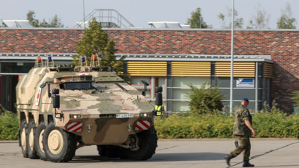 27 August 2019, Saxony, Frankenberg: Soldiers recover an injured comrade with a GTK boxer with medical equipment during a demonstration in the Wettin barracks. The Wettiner barracks currently house around 1100 soldiers. Photo: Jan Woitas/dpa-Zentralbild/dpa (Photo by JAN WOITAS / dpa-Zentralbild / dpa Picture-Alliance via AFP)