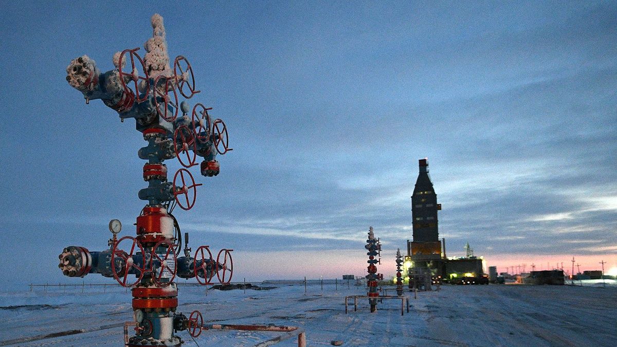 6709393 30.11.2021 A wellhead equipment is pictured at the Salmanovskoye (Utrenneye) oil and gas condensate field (OGCF) which will provide resources for the Arctic LNG 2 project owned by Russian gas producer Novatek on the Gydan Peninsula in the Yamalo-Nenets Autonomous Area, Russia. Arctic LNG 2, located in northwestern Siberia, is expected to have three LNG liquefaction trains with a total annual capacity of 19.8 million tonnes and at least 1.6 million tonnes of stable gas condensate. Its first LNG supply is expected by 2023. Maksim Blinov / Sputnik (Photo by Maksim Blinov / Sputnik / Sputnik via AFP)