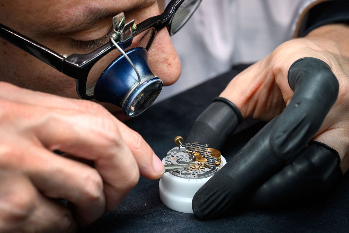 An employee of Swiss watchmaker Vacheron Constantin, a brand of Switzerland-based luxury goods holding company Richemont, assembles a watch on the opening day of the 29h International Fine Watchmaking Exhibition SIHH, on January 14, 2019 in Geneva. (Photo by Fabrice COFFRINI / AFP)