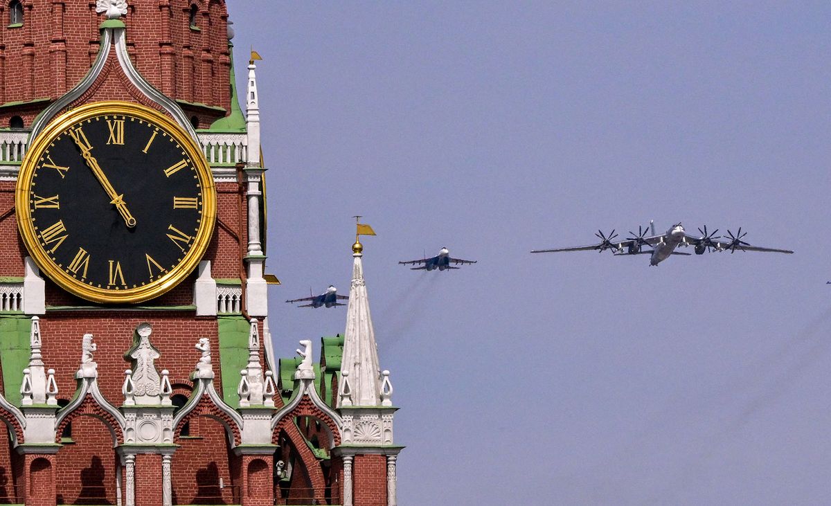 A Russian Tupolev TU-95MS and Sukhoi Su-35S fighter jets fly over central Moscow during the general rehearsal of the Victory Day military parade on May 7, 2022. - Russia will celebrate the 77th anniversary of the 1945 victory over Nazi Germany on May 9. (Photo by Yuri KADOBNOV / AFP)