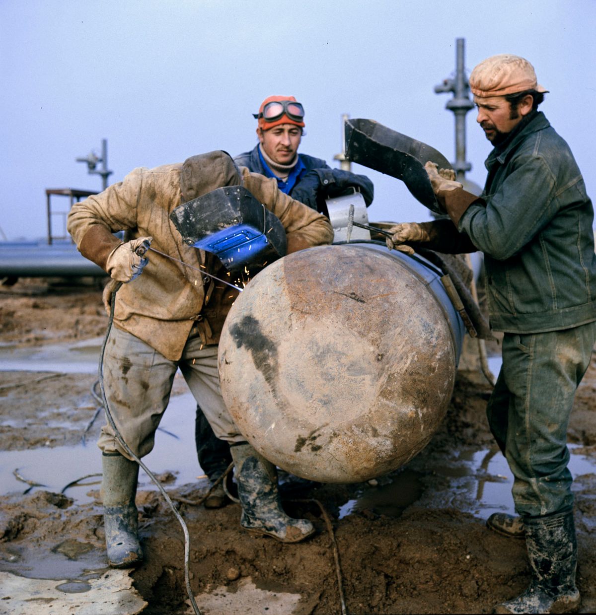 435762 01.09.1977 Builders of the Druzhba oil pipeline working on the section between Novopolotsk (Belarus) and Maûeikiai (Lithuania). Valeriy Shustov / Sputnik (Photo by Valeriy Shustov / Sputnik / Sputnik via AFP)
