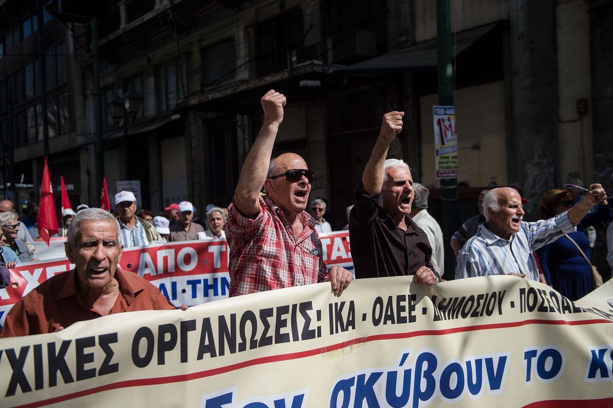 Pensioners take part in a demonstration as they march towards the Ministry of Finance to protest against planned pension reforms, in central Athens on April 25, 2018. (Photo by ANGELOS TZORTZINIS / AFP)