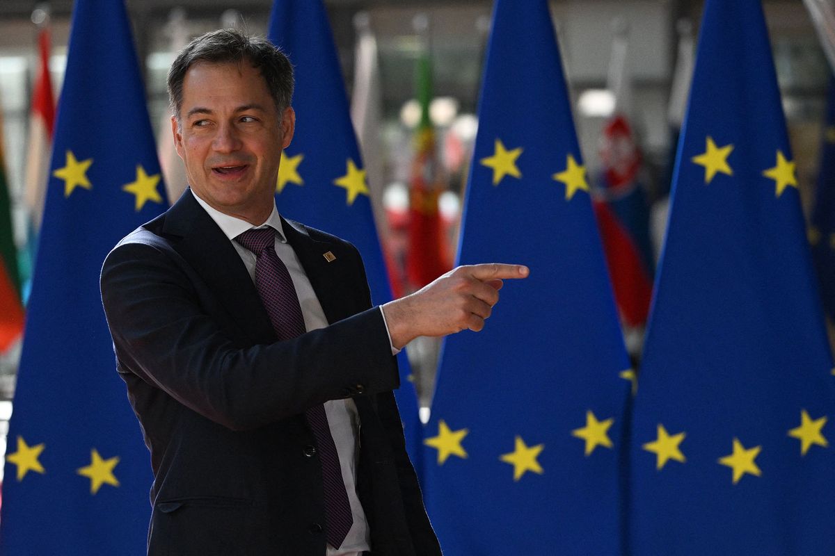 Belgium's Prime Minister Alexander De Croo arrives ahead of EU leaders extraordinary meeting to discuss Ukraine, defence and energy in Brussels, on May 31, 2022. (Photo by Emmanuel DUNAND / AFP)