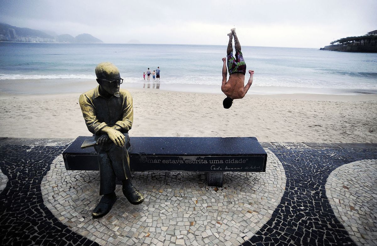 RIO DE JANEIRO, BRAZIL ‚ÄìFEBRUARY 15 : A person enjoys his day on Copacabana beach on a rainy day in Rio de Janeiro, Brazil on February 15, 2022. The arrival of foreign tourists has increased by 20 percent, even with the pandemic and the high risk of contamination of the variant Omicron, Brazil completes a week with moving average of deaths by Covid above 800 per day. The country has 638,913 deaths and 27,541,131 registered cases of the new coronavirus, according to data gathered by the consortium of press vehicles. Moving average of victims is now at 885. Fabio Teixeira / Anadolu Agency (Photo by FABIO TEIXEIRA / ANADOLU AGENCY / Anadolu Agency via AFP)