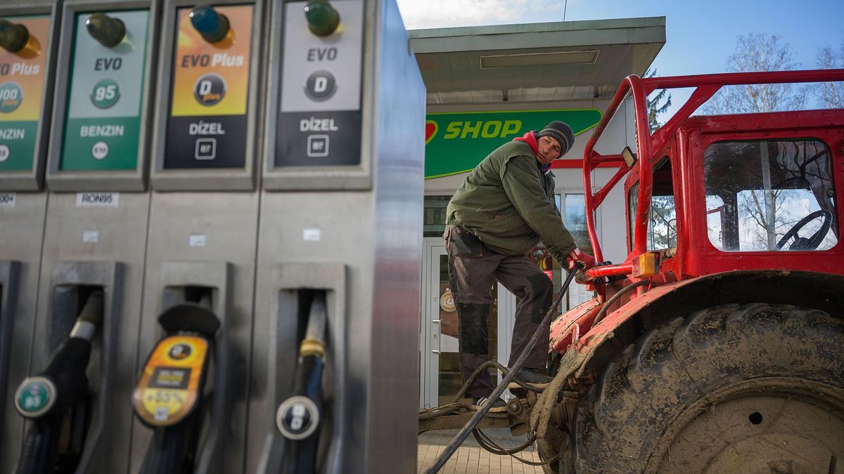 MOL benzinkút tankolás traktorba üzemanyag2022.03.03fotó: Németh András Péter / Szabad Föld