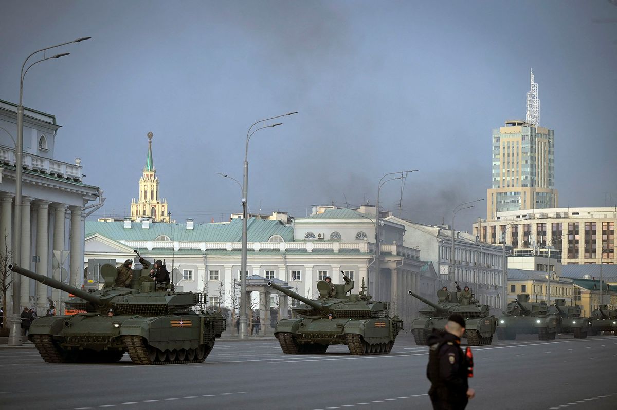 Military vehicles drive along the Garden Ring road towards the Red Square for a rehearsal of the Victory Day military parade, in central Moscow on April 28, 2022. - Russia will celebrate the 77th anniversary of the 1945 victory over Nazi Germany on May 9. (Photo by Natalia KOLESNIKOVA / AFP)