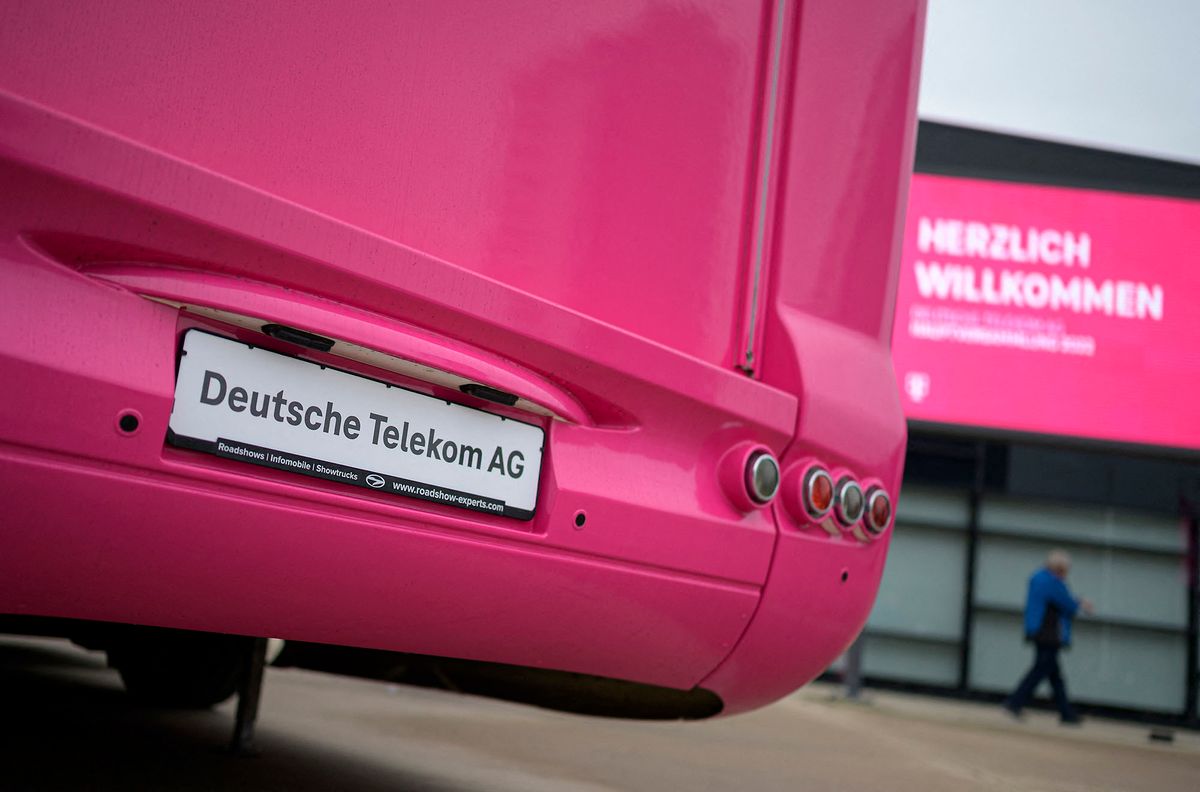 Feature, car license plate Deutsche Telekom AG Exterior view of the World Conference Center, Annual General Meeting of Deutsche Telekom AG, on April 7th, 2022 in Bonn/ Germany. ¨ (Photo by Anke Waelischmiller/Sven Simon / SVEN SIMON / dpa Picture-Alliance via AFP)