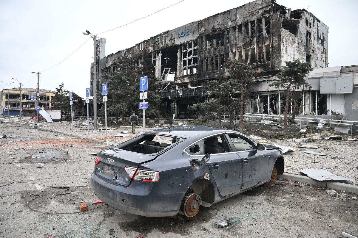 8165819 14.04.2022 A car destroyed by the shelling is seen near a liberated railway station in Mariupol, Donetsk People's Republic. Ilya Pitalev (Photo by Ilya Pitalev / Sputnik via AFP)