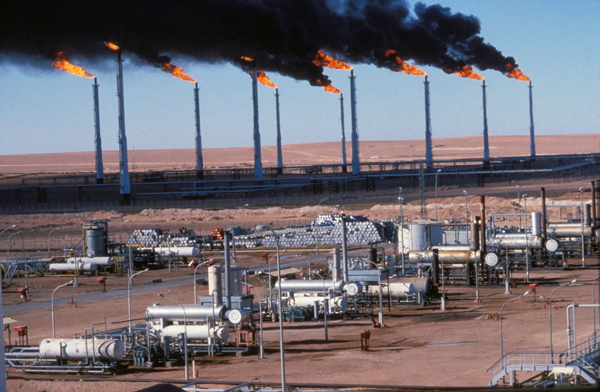 953456752 Usines de traitement du gaz naturel et puits circa 1990 à Hassi R'Mel en Algérie. (Photo by Nacerdine ZEBAR/Gamma-Rapho via Getty Images)