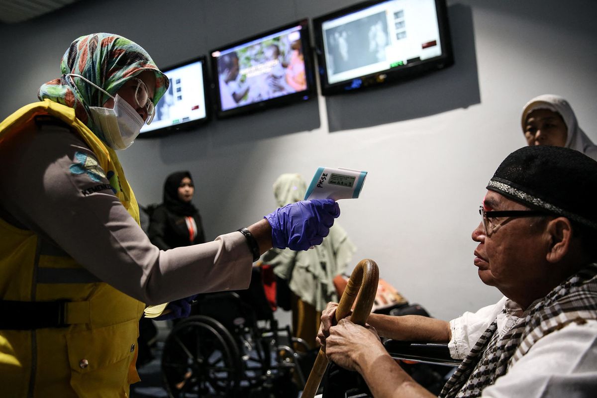 Some passenger from Singapore check body temperature with thermometer infrared by security health worker airport in Soekarno-Hatta International Airport, Jakarta, Indonesia, on May 15, 2019. Singapore announced last week it has detected the first case of monkeypox in the country. A Nigerian visiting the tiny island nation on Apr. 28 had contracted the virus after consuming bushmeat at a wedding in Nigeria. (Photo by Andrew Gal/NurPhoto) (Photo by Andrew Gal / NurPhoto / NurPhoto via AFP)