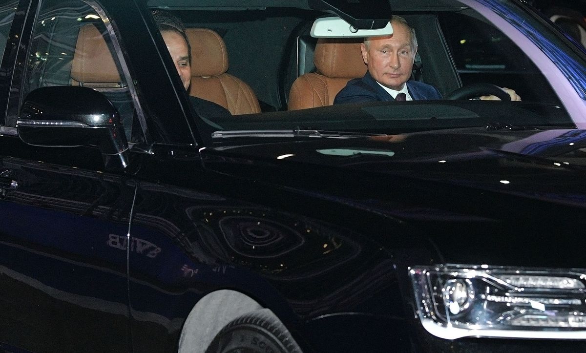 5669869 17.10.2018 October 17, 2018. Russian President Vladimir Putin and Egyptian President Abdel Fattah el-Sisi are seen in the Aurus car of the Russian presidential cortege on the Sochi Autodrom track. Alexei Druzhinin / Sputnik (Photo by Alexei Druzhinin / Sputnik / Sputnik via AFP)
