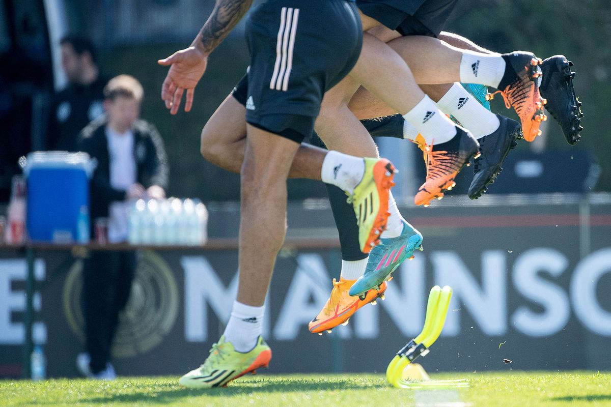 dpatop - 28 March 2022, Hessen, Frankfurt/Main: Soccer: National team, Germany, training before the international match against the Netherlands. Players jump over an obstacle Photo: Sebastian Gollnow/dpa (Photo by Sebastian Gollnow / DPA / dpa Picture-Alliance via AFP)