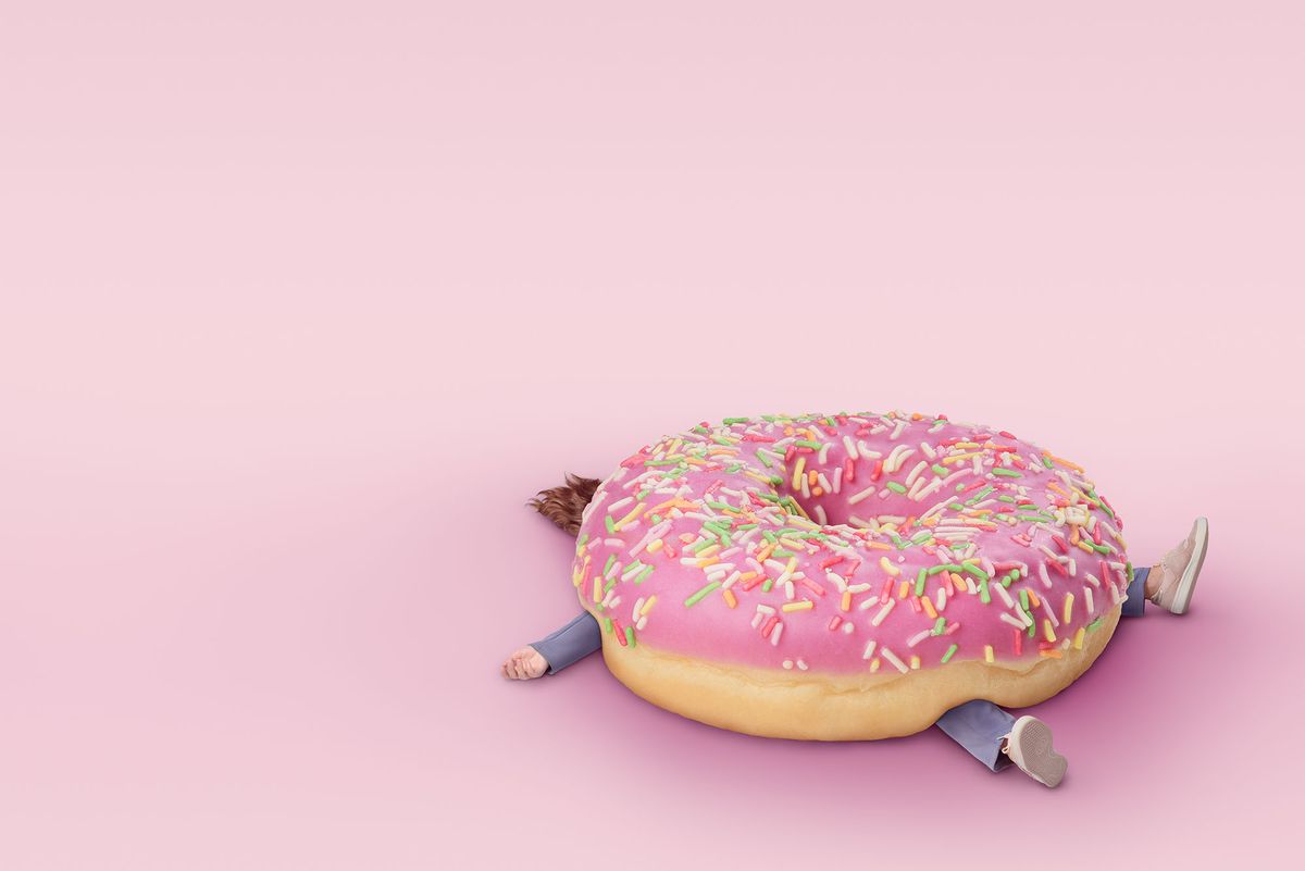 túlsúly elhízás kövérség dagadt fánk gyorskaja Girl with  donut. Fast food concept, overweight. Minimal pink background with copy space 1348868589