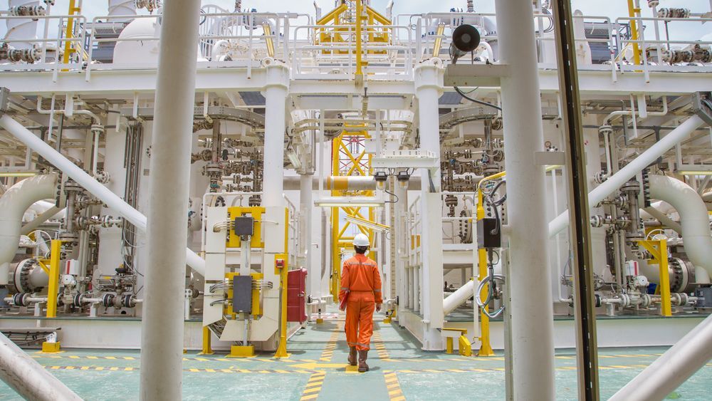 Technician,Walking,Through,Offshore,Oil,And,Gas,Process,For,Checking
